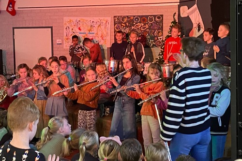 kinderen Kadoes geven concert